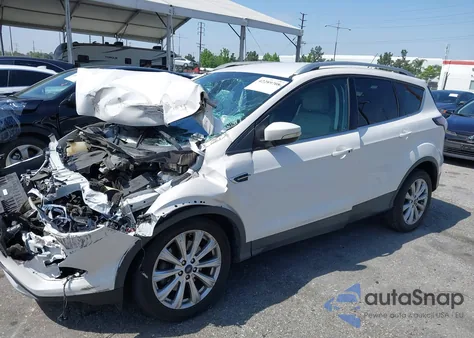 2017 Ford Escape Titanium z USA, uszkodzony, nr VIN 1FMCU0J91HUD85387